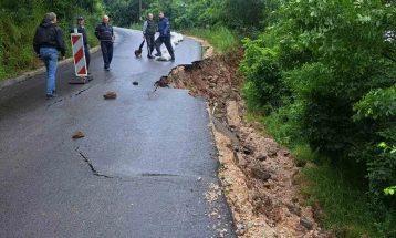 Rrëshqitje të mëdha dheu, dëme në infrastrukturën rrugore pas vërshimeve të djeshme në Kriva Pallankë, rruga drejt fshatit Tërnovë është në ndërprerje