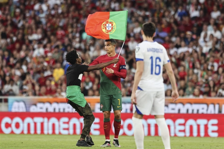 Навивач втрча на терен и клекна пред Роналдо, прекинувајќи го натпреварот помеѓу Португалија и Босна
