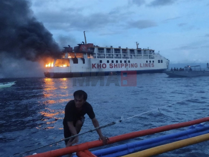 Филипинската крајбрежна стража спаси 120 луѓе откако се запали траект