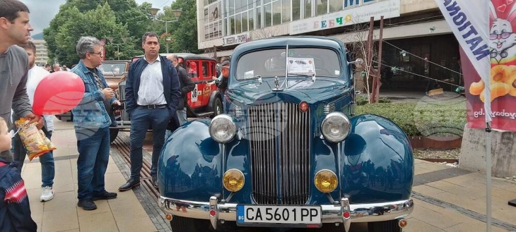 Над 100 автомобили и мотоцикли беа прикажани на Четвртата ретропарада во Перник