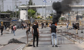 Të paktën pesë palestinezë humbën jetën, ndërsa 90 janë plagosur në konflikt të ashpër në Bregun Perëndimor