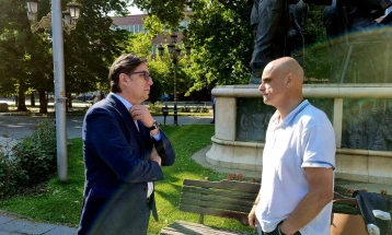 Пендаровски го посети активистот Суад Мисини кој штрајкува со жед и го потпиша указот на Законот за матична евиденција