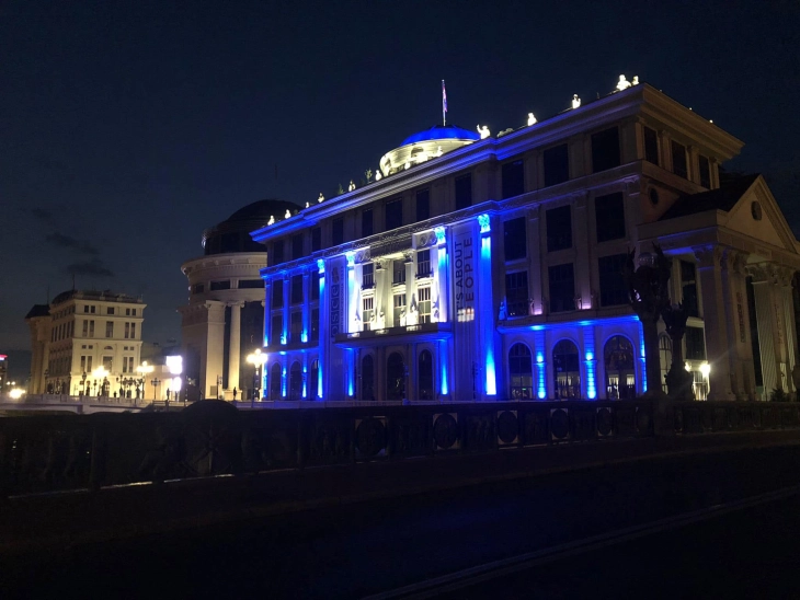 МНР осветлено во сина боја по повод Светскиот ден на бегалците