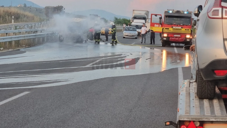 Се запали комбе во движење на патот Радовиш-Штип