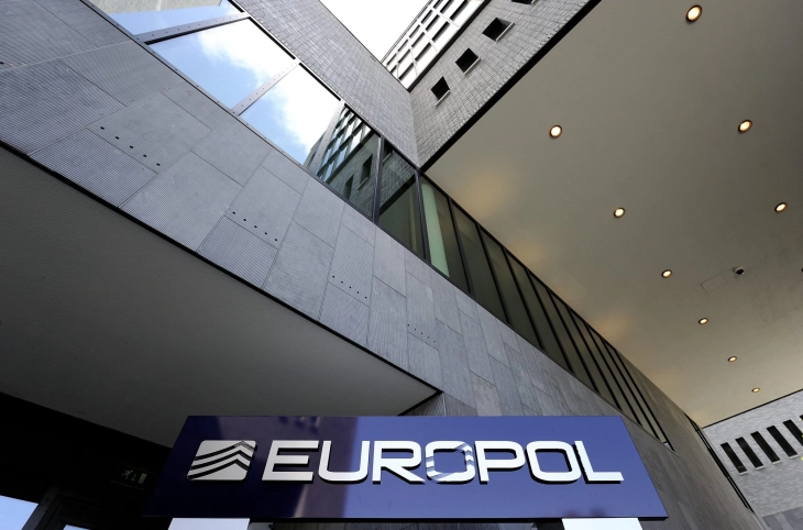 Топ чанел: Во акција на Европол разбиена  албанска нарко криминална група, која приходите од милијарда долари ги перела со купување недвижнини