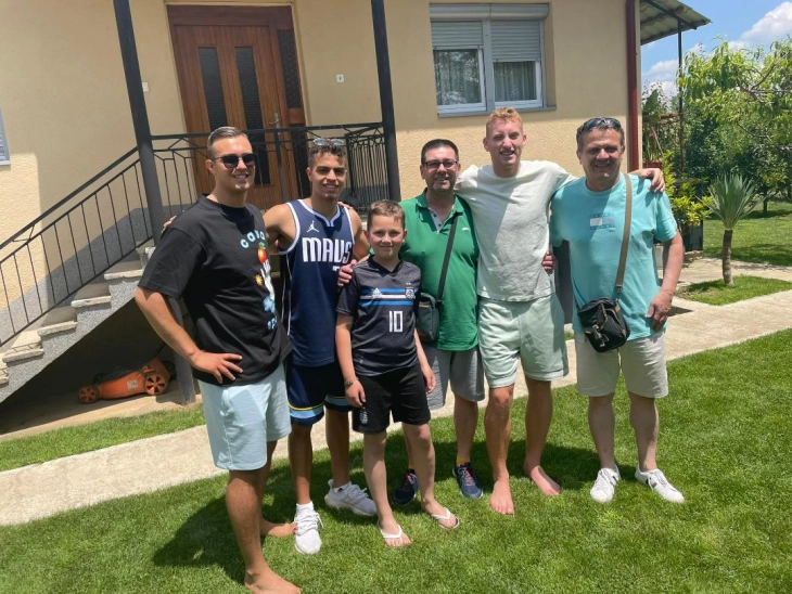 Дејан Колушевски со уште неколку светски познати фудбалски ѕвезди се одмара во селото Орман кај Охрид