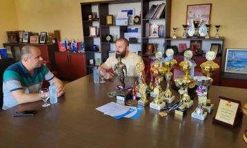 Прием за европскиот, балкански и државен првак во бодибилдинг Ивица Јанев во кабинетот на градоначалникот на Неготино 