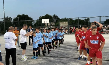 Почна Ноќен турнир во мал фудбал Ратае, изградена трибина за следење на натпреварите