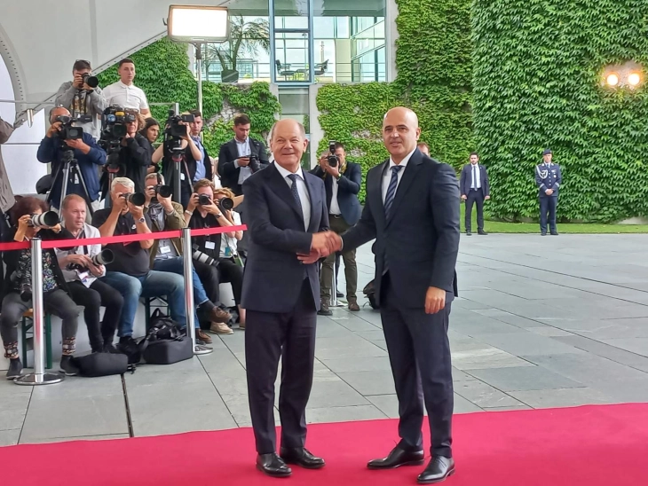 Премиерот Ковачевски со највисоки државни почести пречекан од германскиопт канцелар Шолц