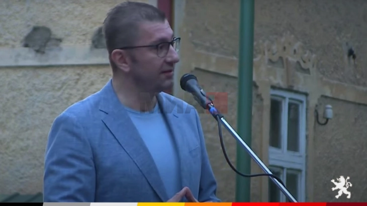 Мицкоски: Нема да има уставни измени по бугарски диктат, сите 44 пратеници се како едно