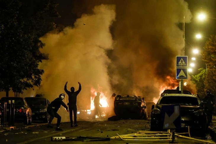 Во немирите во Франција уапсени 77 демонстранти