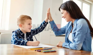 Истражување: Децата на вработените и невработените мајки може да бидат подеднакво среќни