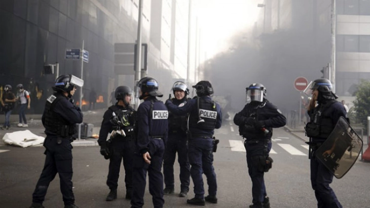 Трета ноќ протести и немири во Франција