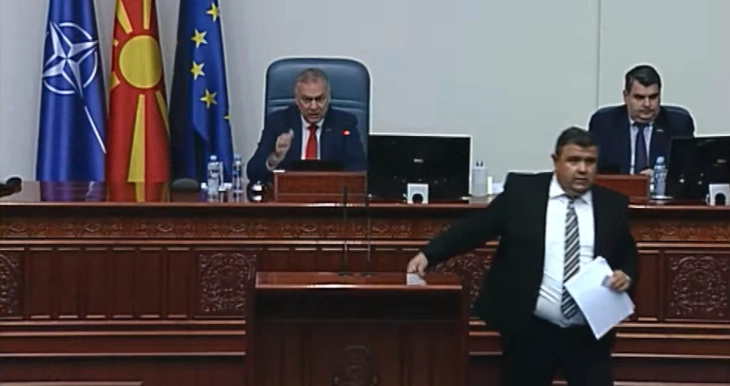 Пратениците од ВМРО-ДПМНЕ излегоа од седницата со пратенички прашања, ќе се вратат кога ќе почнат усни прашања