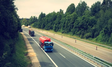 Во прекин сообраќајот за тешки товарни возила на патот Маврово - Дебар,  од утре летен режим за сообраќај за тешки товарни возила