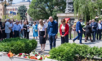 Партиска делегација на Левица положи цвеќе пред Споменикот на децата-бегалци во Жена-парк