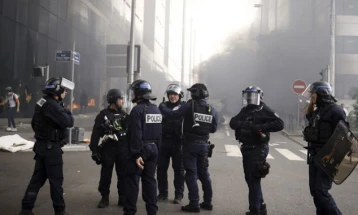 Петта ноќ нереди во Франција, повеќе од 420 апсења
