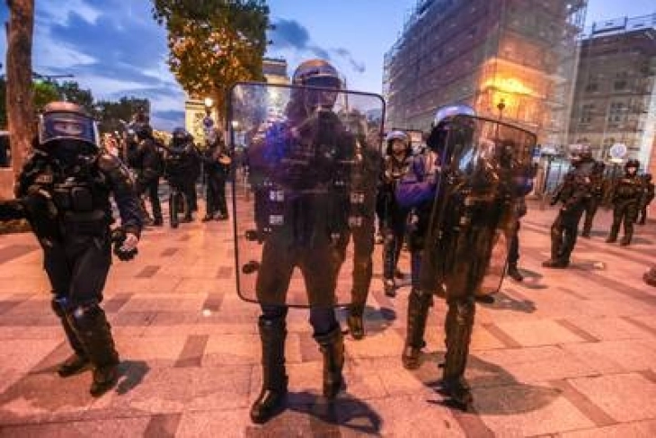 Во Франција и вечерва 45.000 полицајци ќе се справуваат со нередите