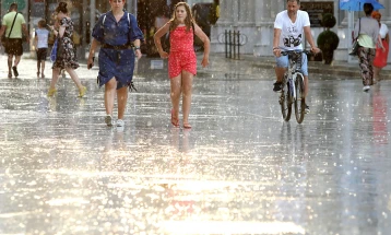 Prej pasnesër mot i paqëndrueshëm me shi të rrëmbyeshëm, gjatë fundjavës rënie të temperaturave