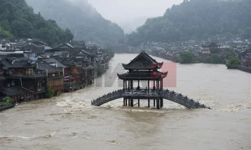 Pesëmbëdhjetë të vdekur si pasojë e shirave të dendura në Kinë, mijëra të evakuuar