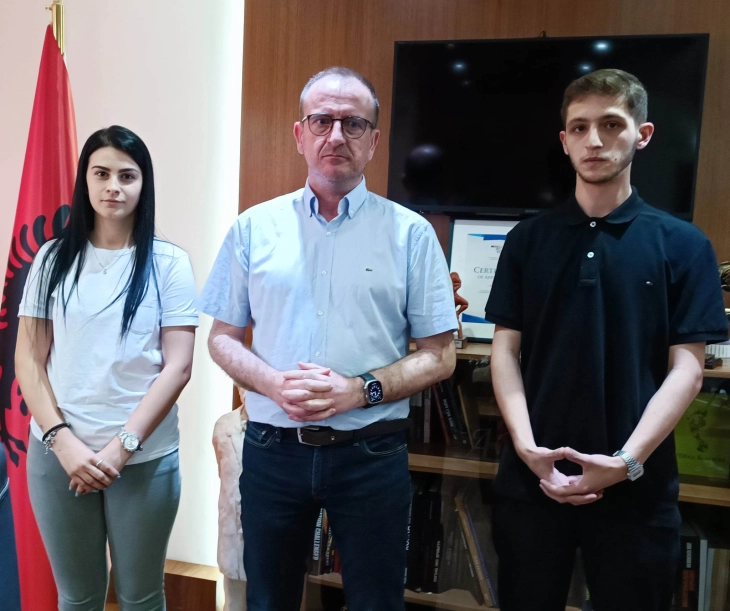 Членовите на Младинскиот совет на прием кај градоначалникот на Општина Гостивар