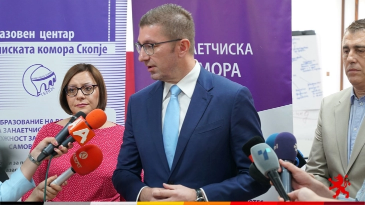 Мицкоски: Идната влада предводена од ВМРО-ДПМНЕ ќе донесе мерки и проекти за занаетчиите со што ќе се решат проблемот на околу 10.000 занаетчии