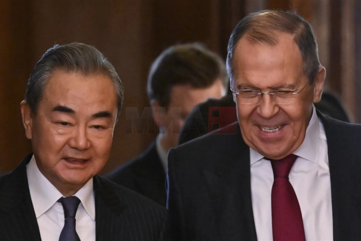 Takim i Ji dhe Lavrov në Samitin e ASEAN-it në Xhakartë: Kina është e gatshme të punojë me Rusinë