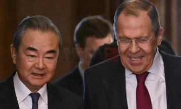 Takim i Ji dhe Lavrov në Samitin e ASEAN-it në Xhakartë: Kina është e gatshme të punojë me Rusinë