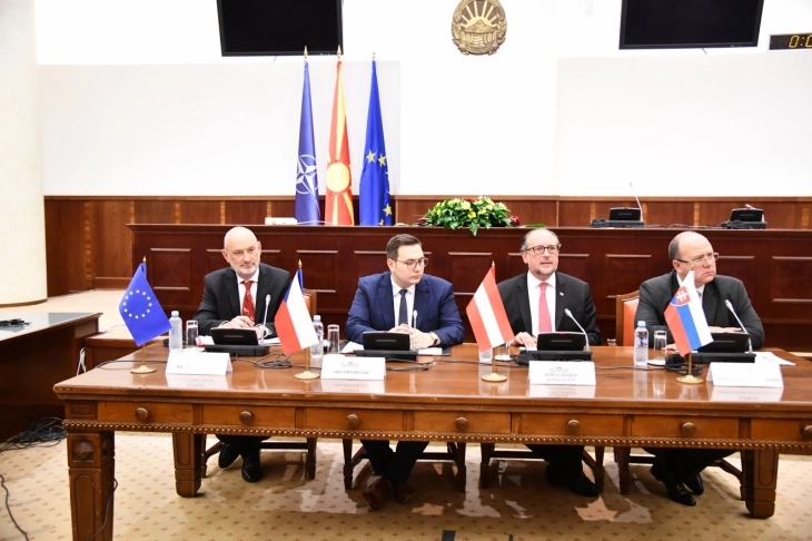 Mickoski, grupi i deputetëve të VMRO-DPMNE-së dhe koalicionit në takim me ministrat e punëve të Jashtme të Austrisë, Çekisë dhe Sllovakisë