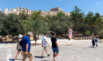 Për shkak të temperaturave të larta Akropoli është mbyllur nga 12 deri në ora 17