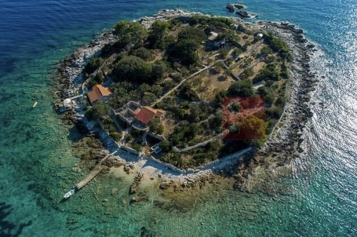 Хрватски остров со три куќи и речиси недопрена природа