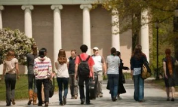 Bajdeni shfuqizon borxhin e studentëve për më shumë se 800.000 amerikanë