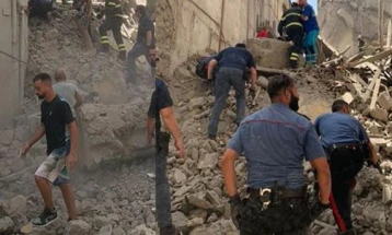 Во Неапол се урна стара зграда, спасувачите трагаат по преживеани