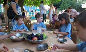 Започна кампањата „Здрав оброк за секое дете“ во градинките, домашно овошје за 38 000 дечиња