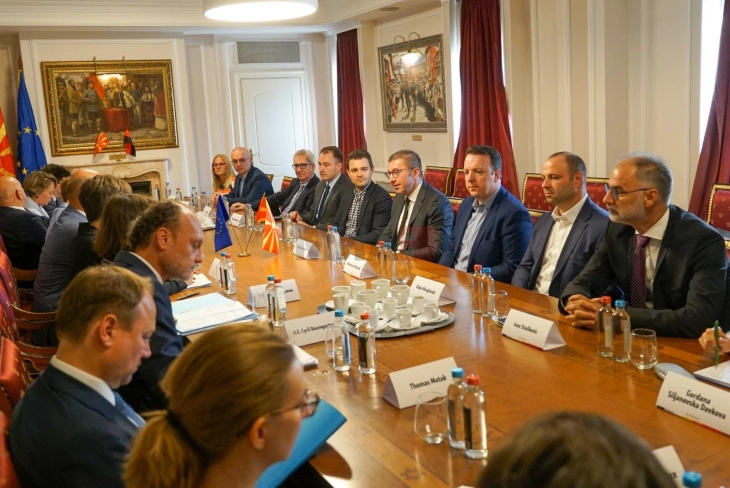 VMRO-DPMNE dhe koalicioni në takim me ministrat e Grupit të Vajmarit: ndryshimet  kushtetuese me diktat politik janë të papranueshme