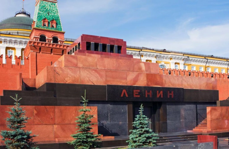 Уапсен маж кој фрлил Молотов коктел врз мавзолејот на Ленин на Црвениот плоштад во Москва