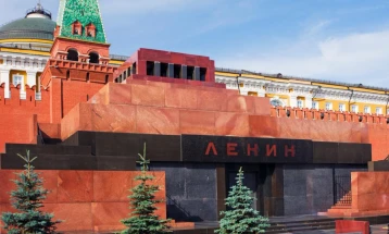 Уапсен маж кој фрлил Молотов коктел врз мавзолејот на Ленин на Црвениот плоштад во Москва