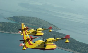 Четири канадери од Италија и Франција ќе помагаат во гаснењето на пожарите во Грција