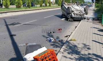 Автомобил во движење се преврте на булеварот „Трета македонска бригада“ во Скопје