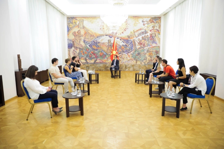 Средба на претседателот Пендаровски со учесници во програмата Родум од Македонија