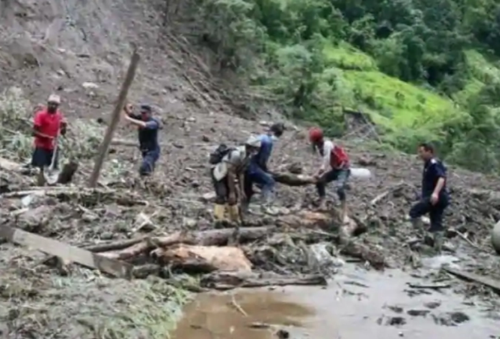 Најмалку 16 загинати во свлечиште во село во западна Индија