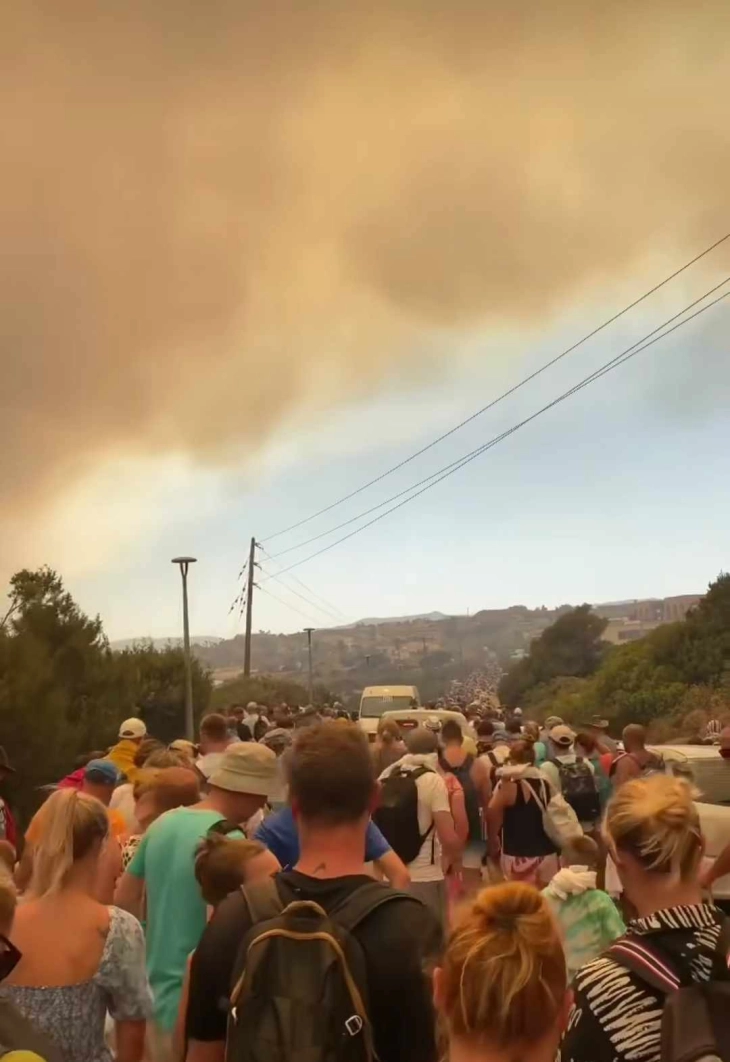 Evakuohen hotele në ishullin grek Rodos, zjarri edhe më tej jashtë kontrollit