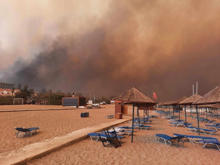 Масовна евакуација на туристи поради пожарот во источниот дел на грчкиот остров Родос