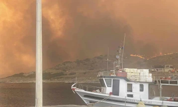 Вон контрола пожарот на Родос, евакуации во текот на ноќта