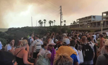 Досега превентивно евакуирани околу 19.000 лица на грчкиот остров Родос