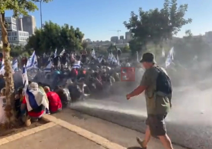 Trazira në Jerusalem: Policia ka përdorë topa uji, arrestohen gjashtë protestues