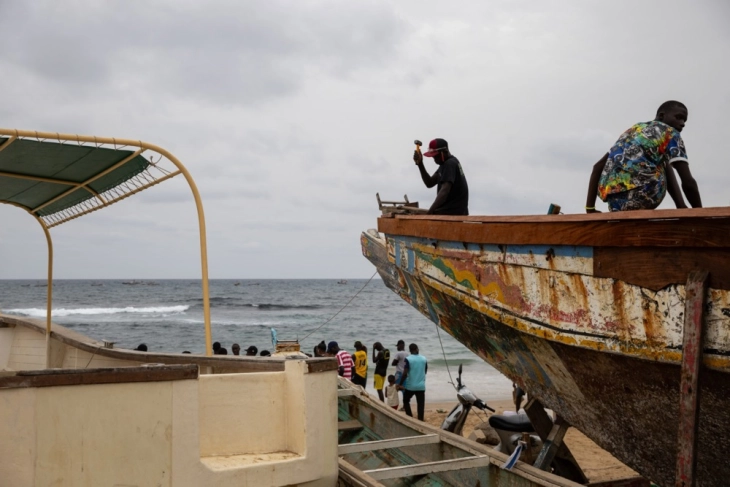 Најмалку 17 тела пронајдени по превртувањето на брод во Сенегал