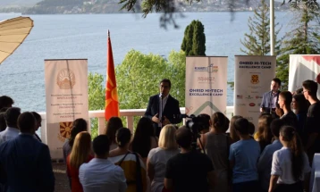 Пендаровски ги додели сертификатите на учесниците на „Охрид камп за високо-технолошка извонредност“