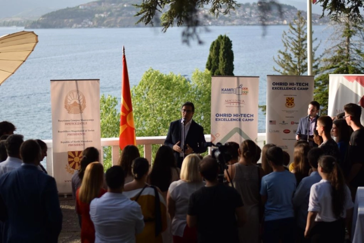 Pendarovski ka ndarë certifikata për pjesëmarrësit e 