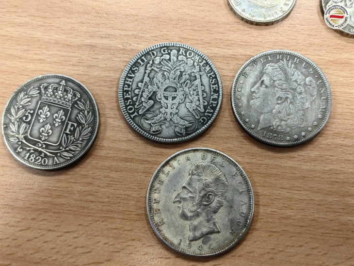 Запленети стари монети вредни околу 2 350 000 денари, пронајдени во багаж на македонски државјанин